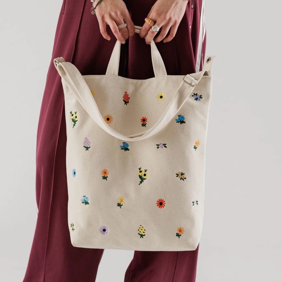 NWT BAGGU EMBROIDERED DITSY FLORAL Duck Bag bvr - Picture 1 of 4
